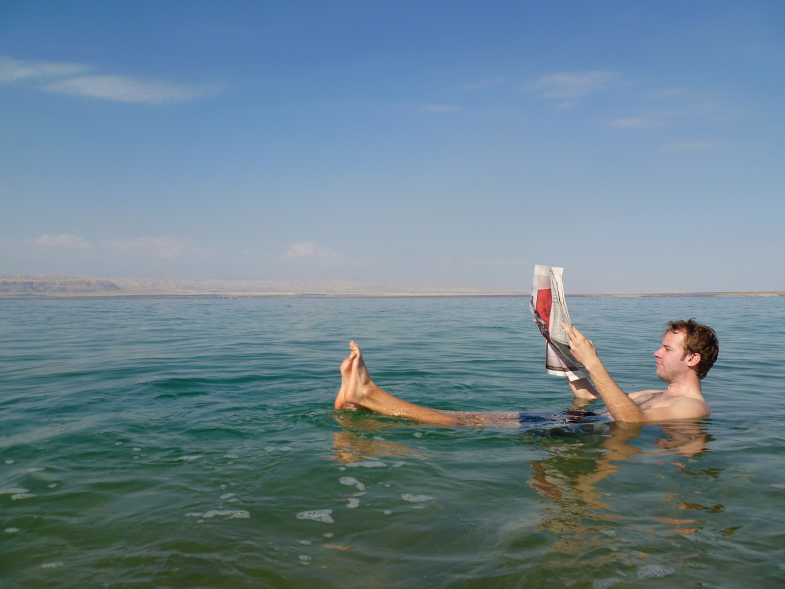 Мертвое море человек на воде. Мертвое море купание. Черное море Мертвое море. Мертвое море люди. Мертвое море плавать.